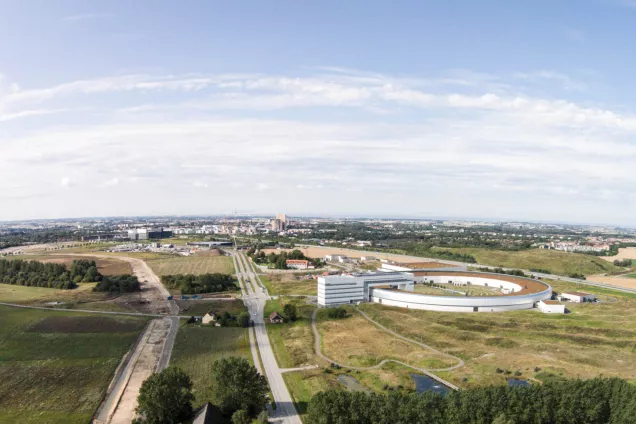 Flygbild över åkrar och Lund. Foto.